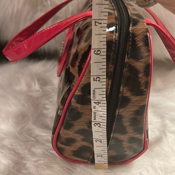 JESSICA SIMPSON MAKEUP/TOILETRY PATENT BAG - Picture 11 of 12